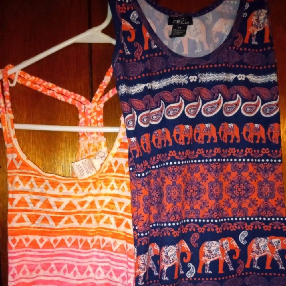 2 Tank Top Bundle 1 is Forever 21 it is an x small and a Ocean Pacific size 3/5